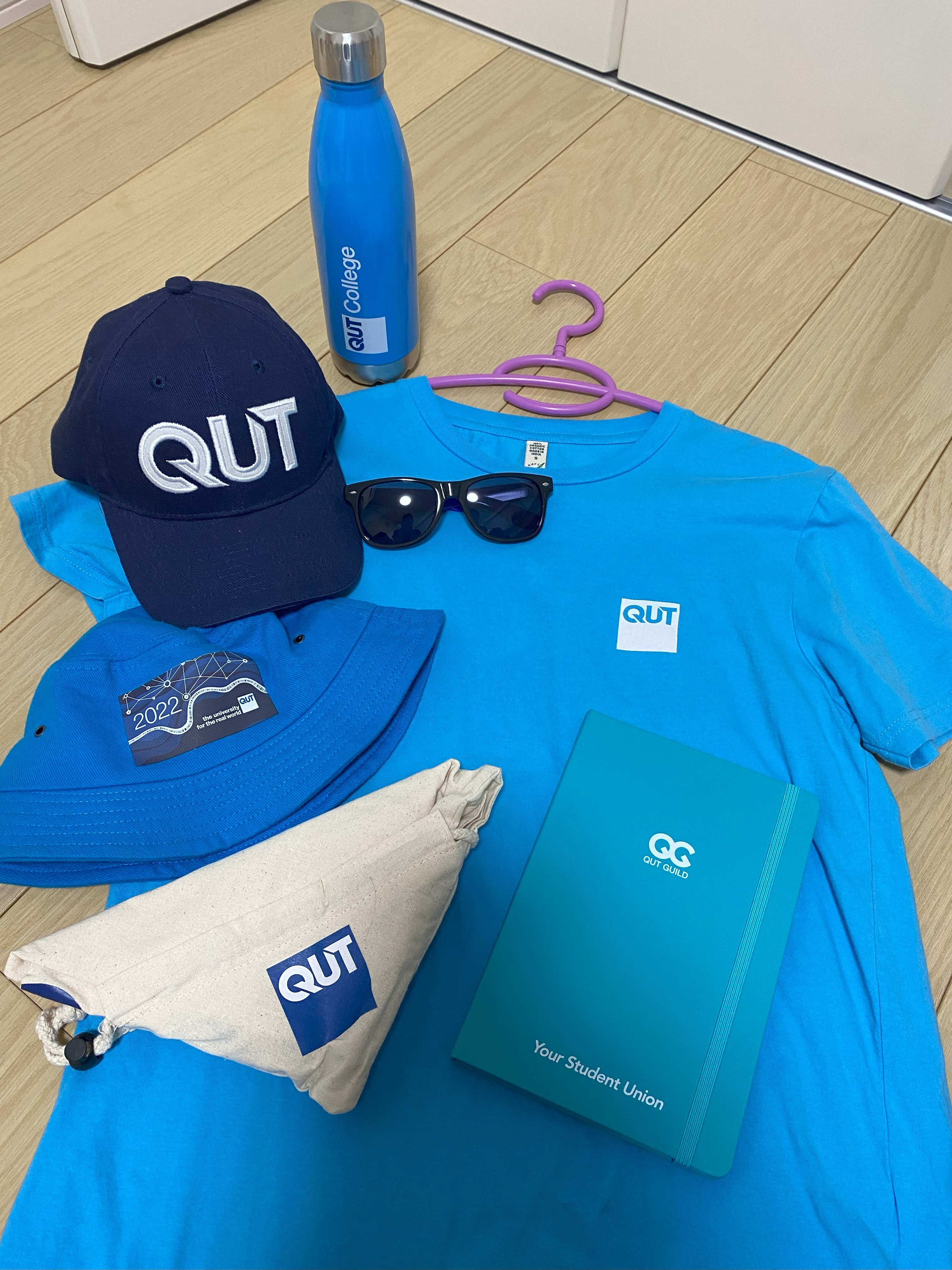 【写真】QUTからもらった無料グッズ